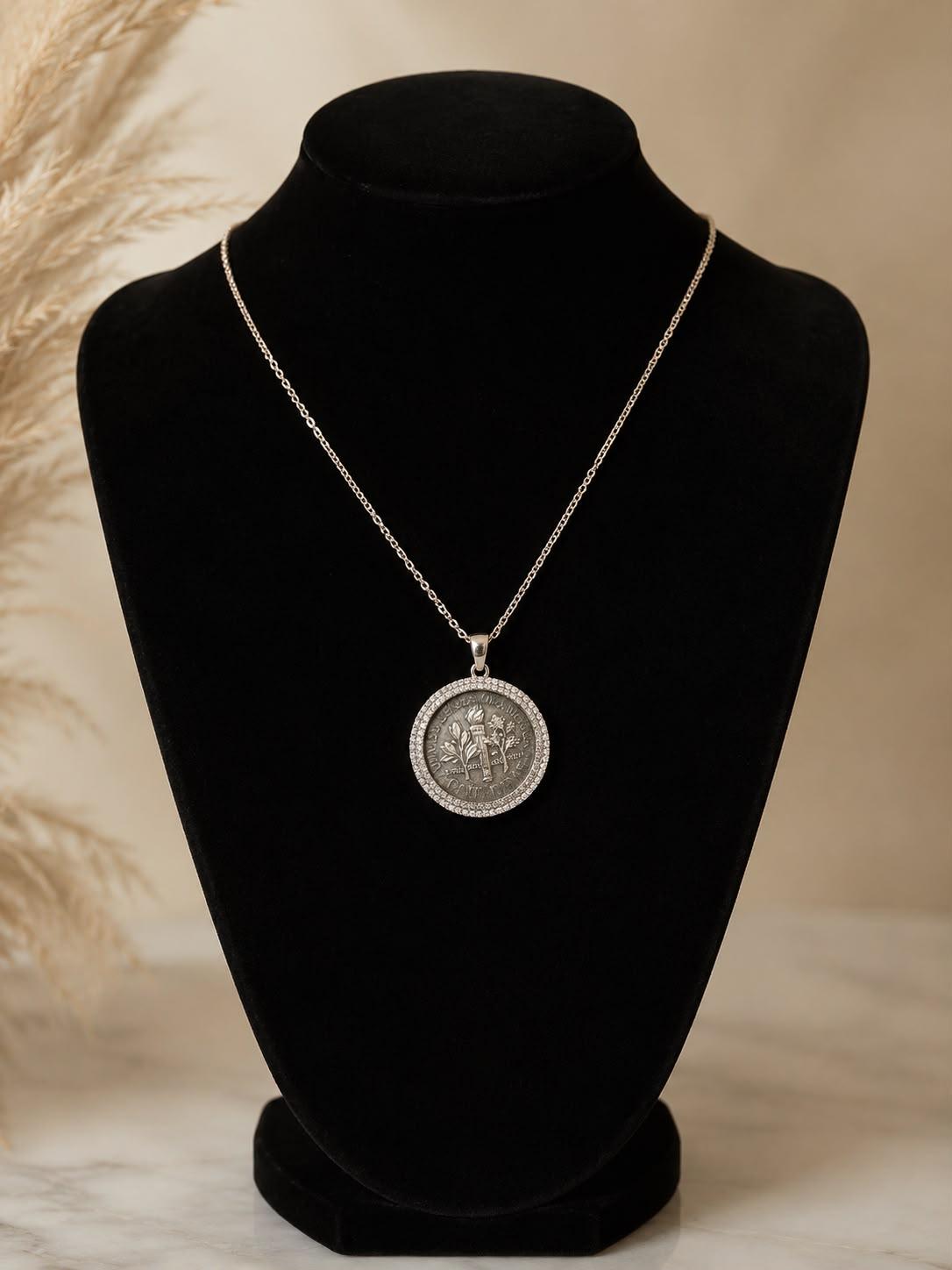 Moneda del Rebe con cadenita — Jana Gorowitz